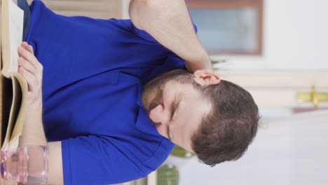 Vertikales-Video-Eines-Mannes-Mit-Nackenschmerzen.